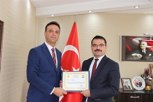 Kaymakamımız Harun Reşit HAN, İlçe Yazı İşleri Müdürü ve Kaymakamlığımız Personellerine başarı belgesi takdim etti.
