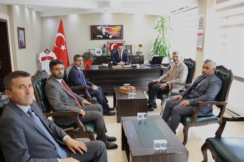 İlçe Müftüsü ve İlçemiz Din Görevlileri, Mevlid-i Nebi Haftası vesilesiyle Kaymakamımız Harun Reşit HAN’ı makamında ziyaret etti. 