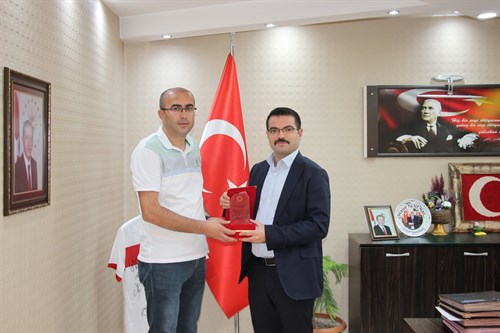 Kaymakamımız Harun Reşit HAN, Kaymakamlığımızda makam koruma polisi olarak 11 yıl boyunca görev yapan Sefer Coşkun’a teşekkür plaketi takdim etti.