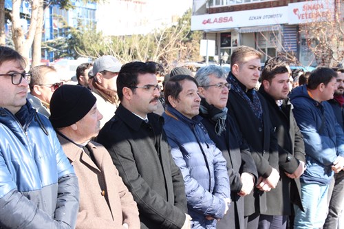 Kaymakamımız Harun Reşit Han, Şuhut Muhtarlar Derneği Başkanı Fevzi Akar ve Gazeteci İsmail Akar'ın annesi Hesna Akar'ın cenaze namazına katıldı.