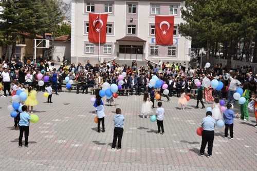Şuhut Kaymakam V. Önder ÇENGEL, 23 Nisan Ulusal Egemenlik ve Çocuk Bayramı dolayısıyla düzenlenen programa katıldı.