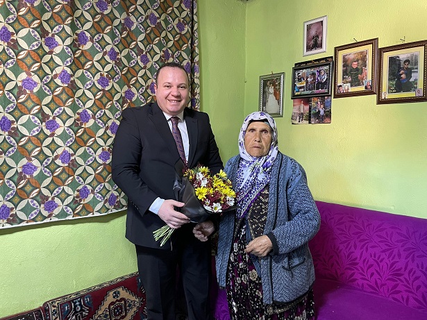 Kaymakamımız İzzet Cem ESER, 8 Mart Dünya Kadınlar Günü vesilesiyle ziyaretlerde bulunarak tüm kadınların 8 Mart Dünya Kadınlar Günü’nü kutladı.