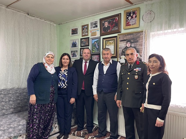 Kaymakamımız, Tuğgeneral Fatih DAĞLI ile beraber Şehit P. Uzm. Çvş Yasin ÇUBUK’un kıymetli babası Lokman ÇUBUK’u evinde ziyaret etti.
